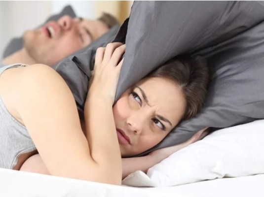 Dormir avec des bouchons d'oreilles : bonne ou mauvaise idée ?